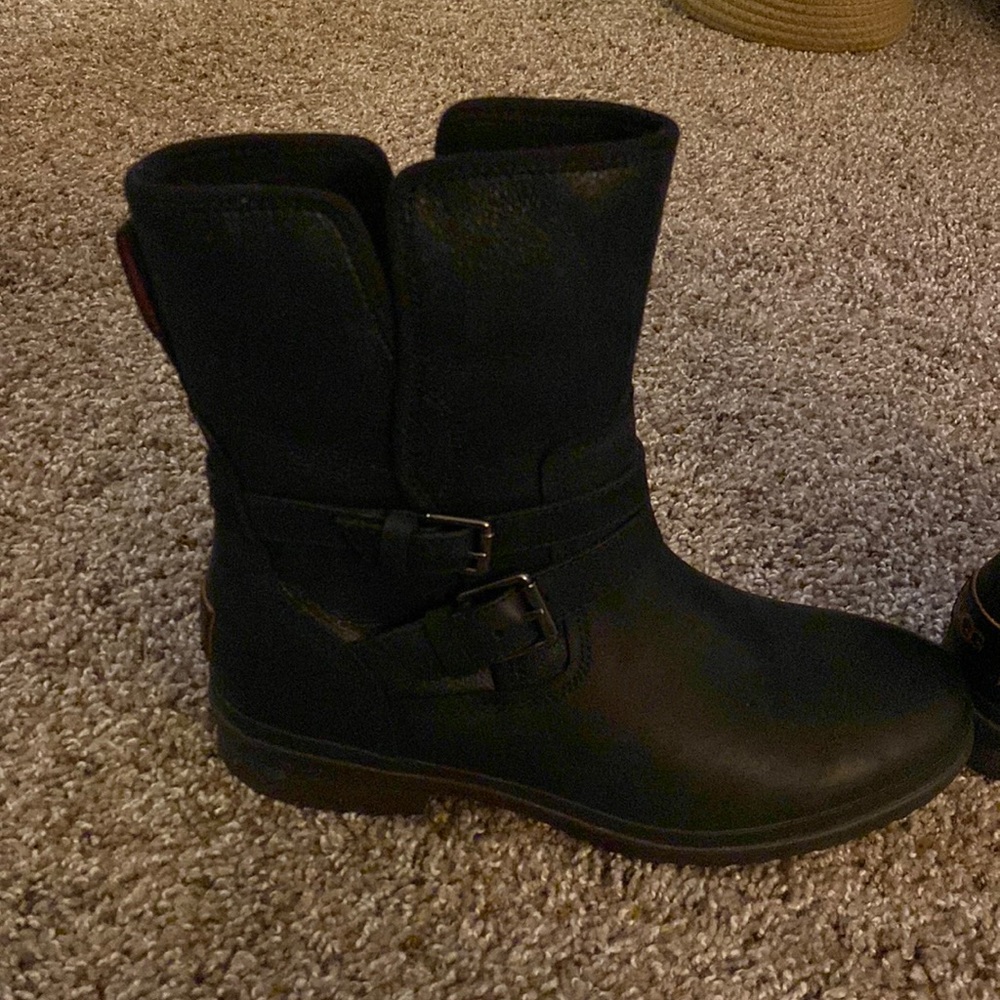 Brand new Ugg Simmens size 8.5 women.